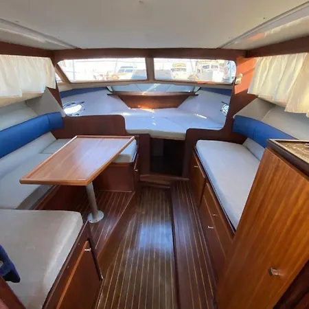 Laura Boat Úszó hotel *
