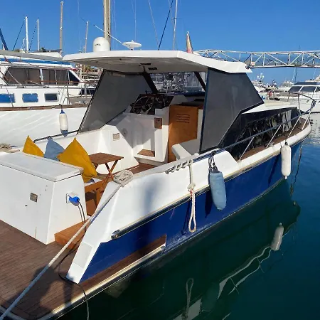 Laura Boat Hotel en barco *